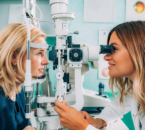 Opticien pratiquant un examen de réfraction sur une femme - MACSF