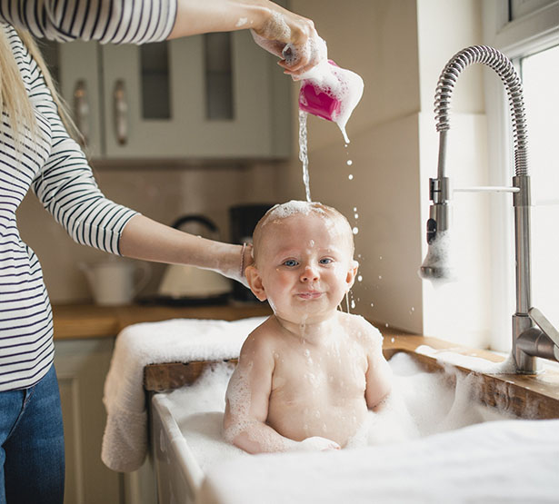 Un bébé prend son bain dans un évier - MACSF