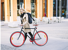 femme en velo prevention routiere MACSF