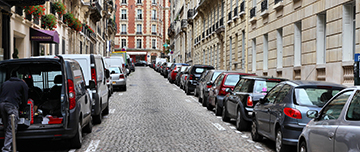 Voitures stationnées des deux côtés d'une rue - MACSF