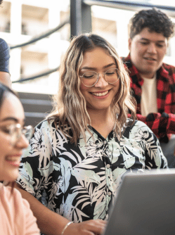 Etudiants ensemble devant un ordinateur et comment gérer au mieux son budget - conseils MACSF