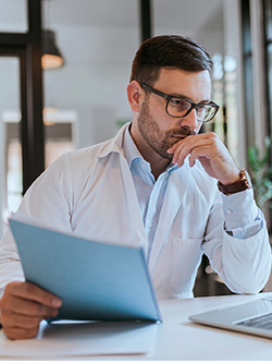 Avis d’aptitude ou inaptitude par le médecin du travail : quel délai pour contester ? | MACSF