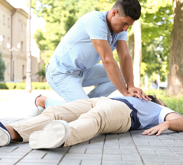 Un homme pratique un massage cardiaque dans la rue - MACSF