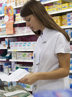 Une pharmacienne examine une ordonnance - MACSF