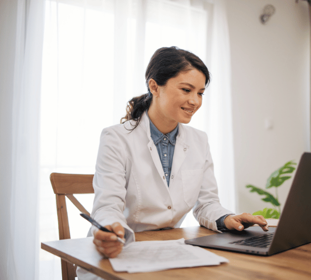 medecin devant ordinateur franchir le cap assurance prevoyance