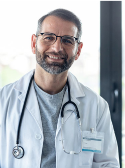 Un professionnel de santé souriant - MACSF