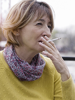 Femme portant une cigarette à sa bouche - MACSF