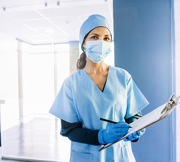 Infirmière dans le couloir de l'hôpital - MACSF