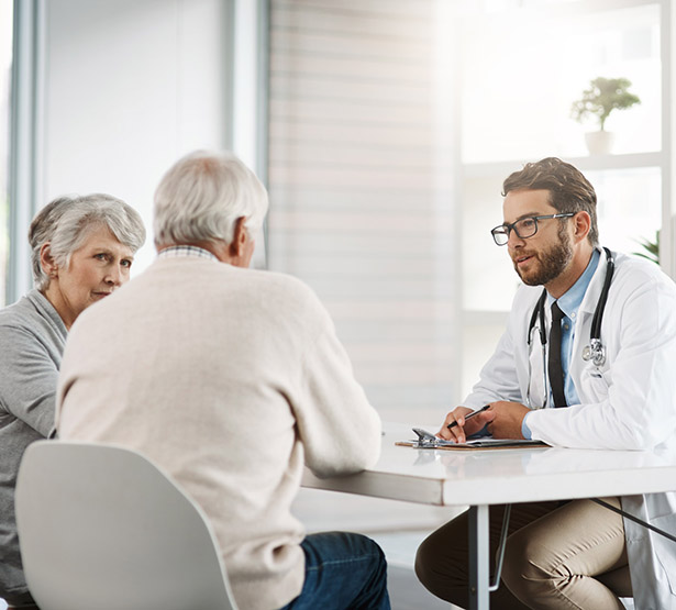 Un couple âgé en consultation avec le médecin - MACSF