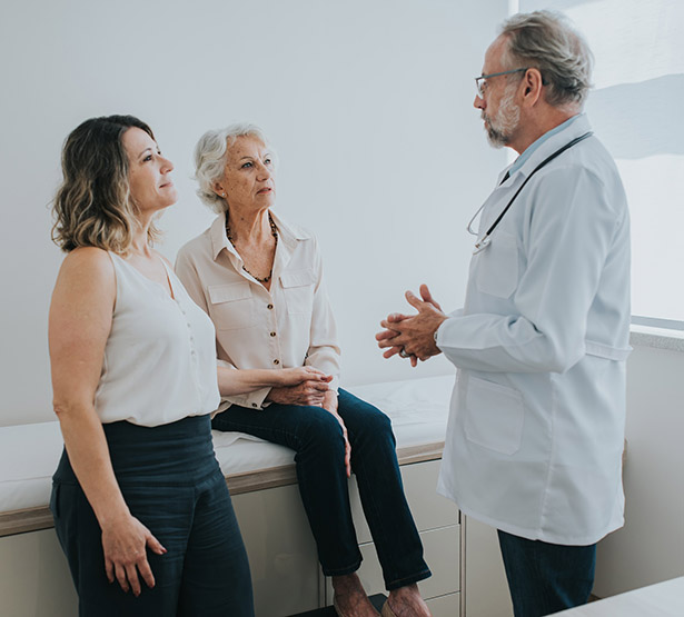 Le médecin discute avec une patiente âgée qui est accompagnée de sa fille - MACSF