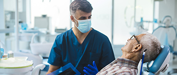 Le dentiste discute avec le patient âgé - MACSF