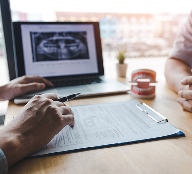 Le chirurgien-dentiste complète le questionnaire médical du patient - MACSF