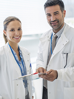 Deux professionnels de santé souriants - MACSF