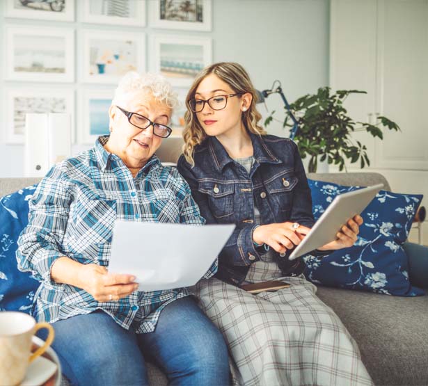 Les mesures de protections - une jeune femme aide sa mère à gérer ses biens l MACSF