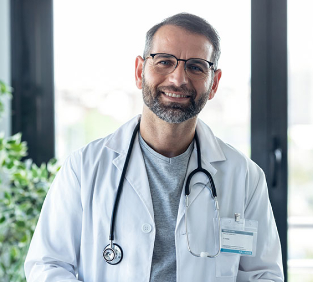 Un professionnel de santé souriant - MACSF