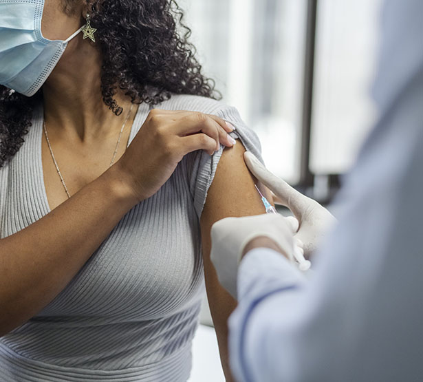 Un professionnel de santé vaccine une jeune femme - MACSF