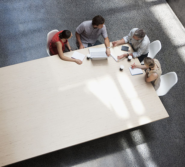 Quatre personnes en réunion de travail autour d'une table - MACSF