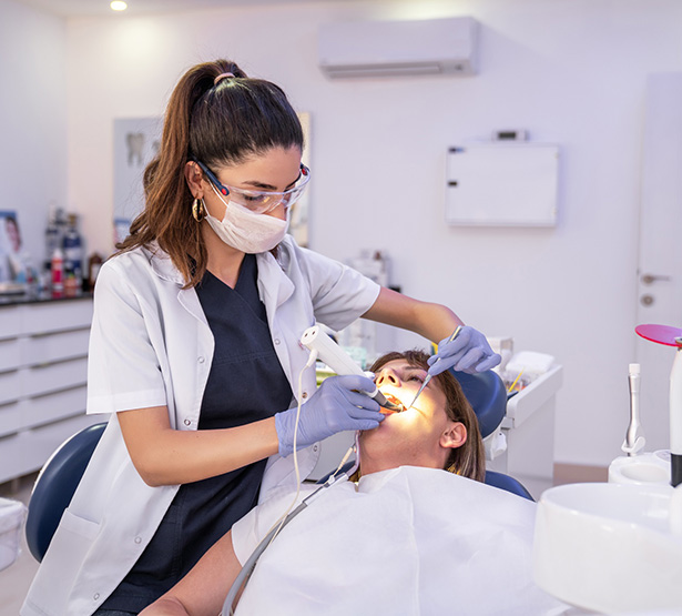 Une dentiste pratique des soins sur une patiente - MACSF