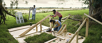 Des amis bricolent sur l'herbe - MACSF