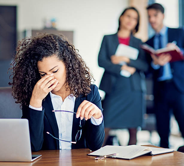 Une jeune femme est harcelée par ses collègues de travail | MACSF