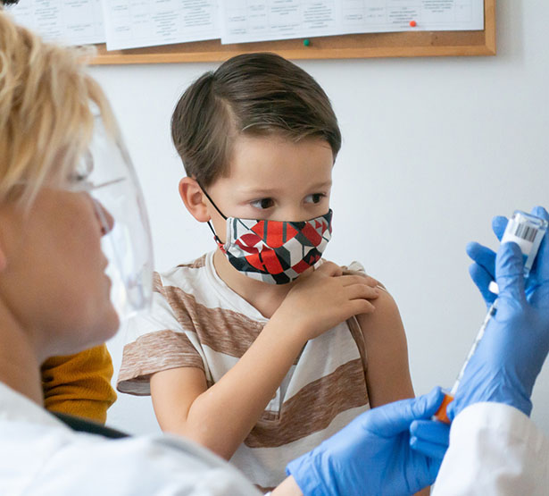 Le médecin se prépare à vacciner un enfant contre la Covid-19 | MACSF