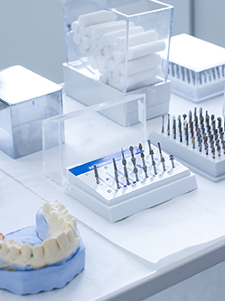 Des instruments posés sur une table dans un cabinet dentaire - MACSF