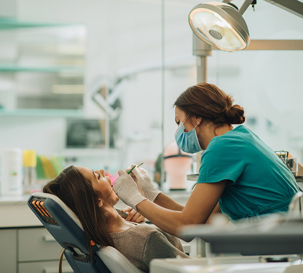 Une femme dentiste prodigue des soins à une patiente - MACSF