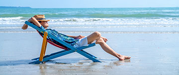 Un homme dans une chaise longue sur la plage - MACSF