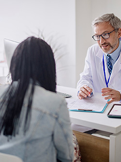 Une mère et sa fille en consultation chez le médecin généraliste - MACSF