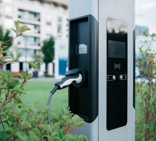 Borne pour véhicule électrique dans un parc - MACSF