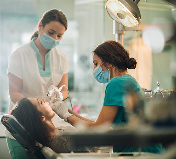 Le traitement des "triangles noirs" par le chirurgien-dentiste - MACSF