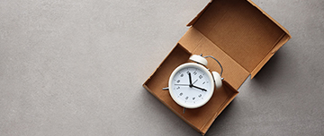 Une horloge dans une boîte en carton ouverte - MACSF