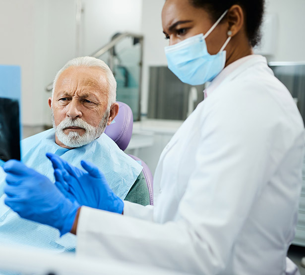 Un patient observe une radio avec son dentiste - MACSF