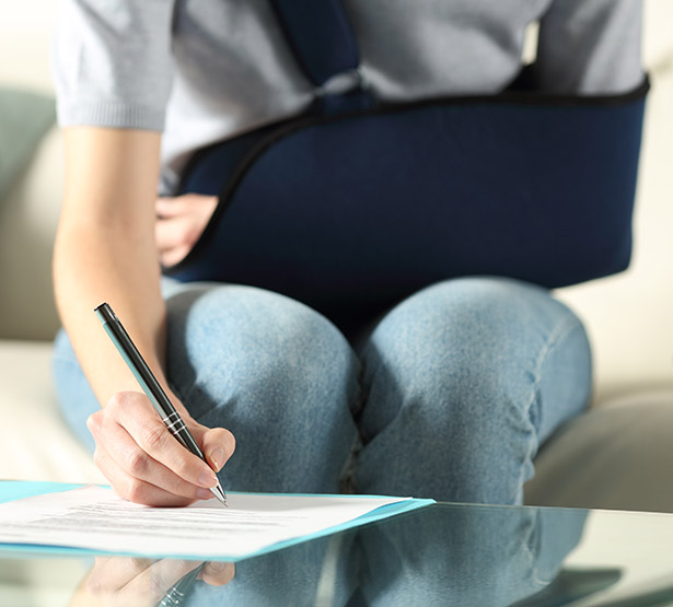 Une femme blessée qui écrit a son assurance prévoyance pour son indemnité MACSF