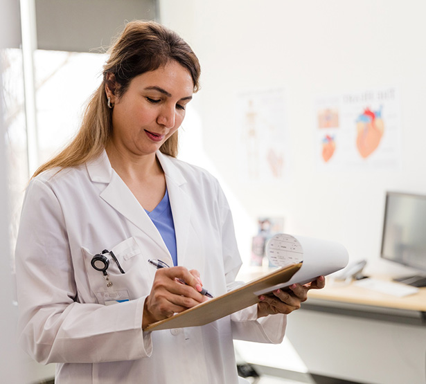 Une cardiologue rédige les conseils médicaux pour le patient - MACSF