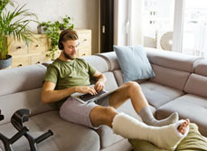 Médecin avec un pied dans le plâtre serein grâce à la prévoyance MACSF