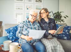 Les mesures de protections - une jeune femme aide sa mère à gérer ses biens l MACSF