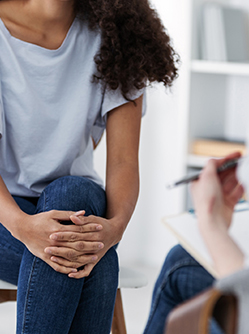 une jeune femme consulte un psychiatre - MACSF