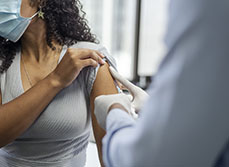 Un professionnel de santé vaccine une jeune femme - MACSF