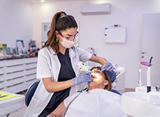 Une dentiste pratique des soins sur une patiente - MACSF