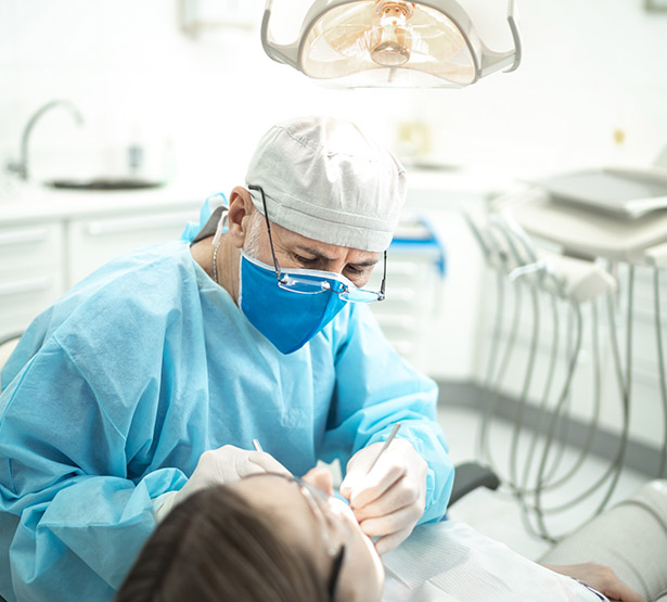 Un chirurgien-dentiste procède à une extraction dentaire - MACSF