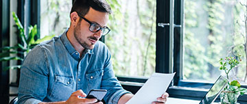 Un homme consulte contrat d'ouverture de compte bancaire - MACSF