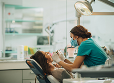 Une femme dentiste prodigue des soins à une patiente - MACSF