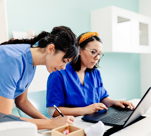 Deux soignantes dans le bureau de l'hôpital - MACSF