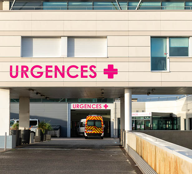 Une ambulance arrive au service des urgences - MACSF