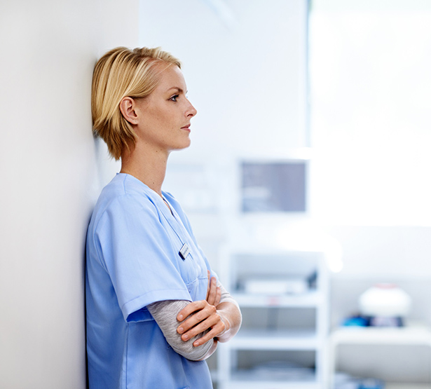 Une femme médecin adossée à un mur - MACSF