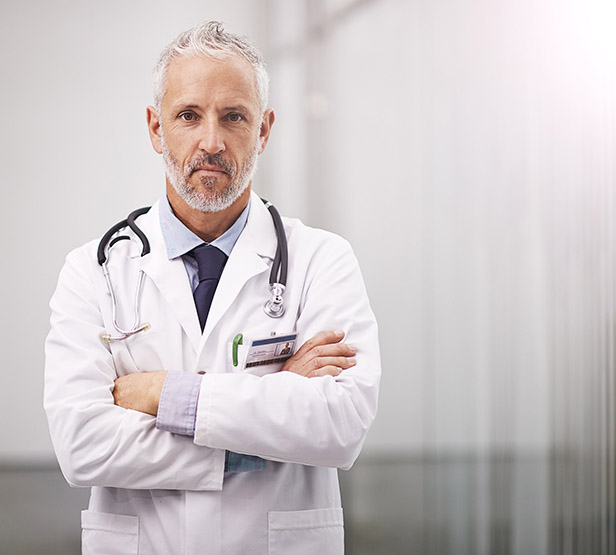 Buste d'un médecin portant un stéthoscope  autour du cou - MACSF