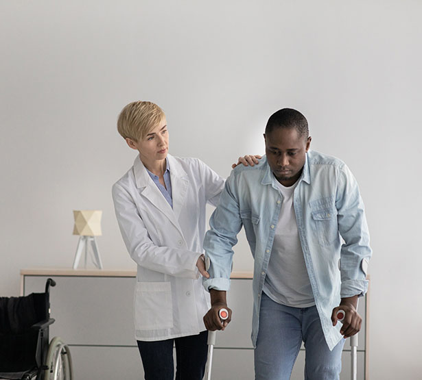 Un médecin aide un patient à marcher | MACSF