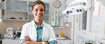 Portrait d'une femme chirurgien-dentiste