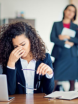 Une jeune femme est harcelée par ses collègues de travail | MACSF